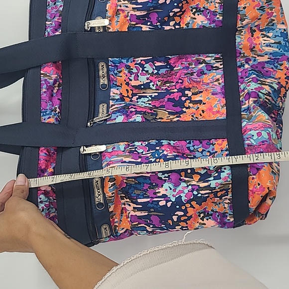 Le Sportsac medium travel tote in magnificent watercolor print - Picture 9 of 12